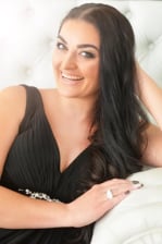 Una sugar mommy mexicana con un vestido negro