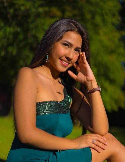 Una hermosa mujer mexicana con una minifalda verde.