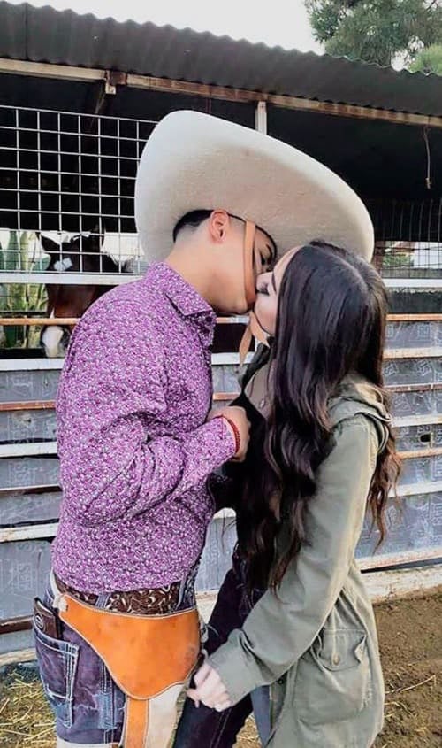 Una pareja mexicana se está besando.