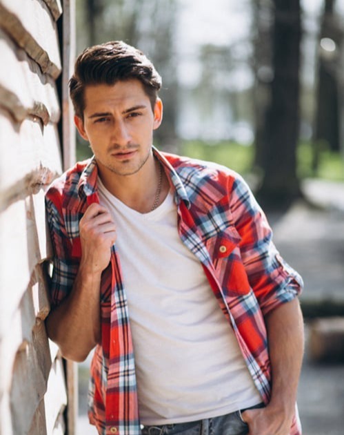 Una joven sugar baby mexicana se apoyó contra la pared.